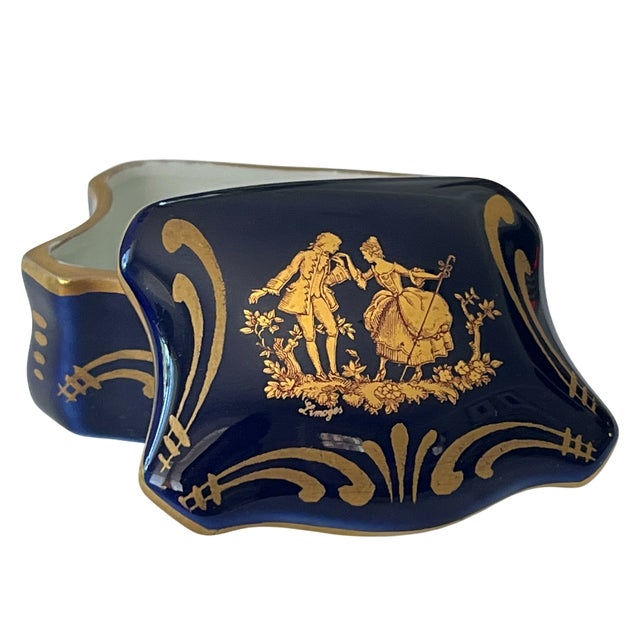 1980s Limoges Porcelain Trinket Box for Roger & Gallet – Blue & Gold Courting Scene For Sale