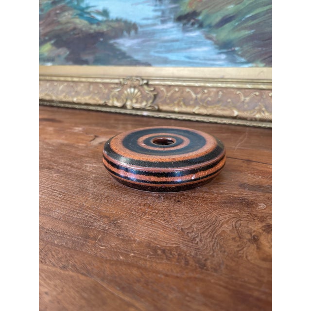 1970s Signed Hank Greer Studio Pottery Donut Vase With Brown and Black Oxide Rings. For Sale - Image 5 of 7