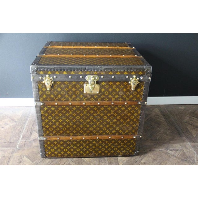 This magnificent and very rare Louis Vuitton trunk is adorned with its hand-stenciled monogram canvas, a gray steel trim,...