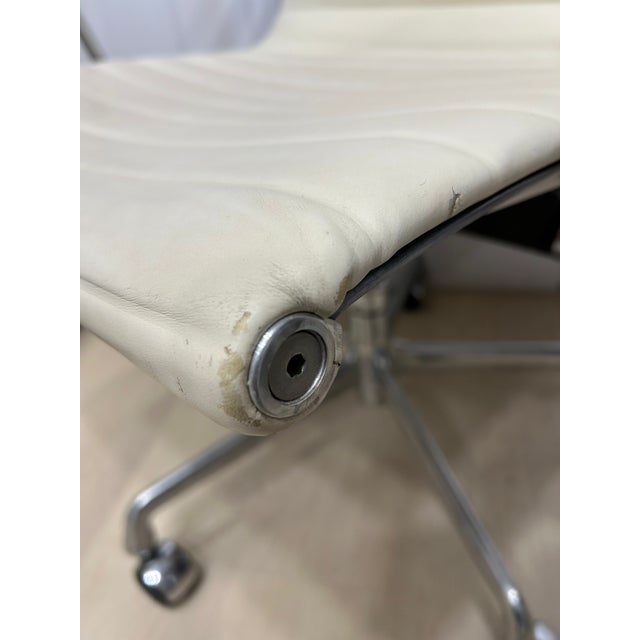 Herman Miller 2017 Herman Miller Eames Aluminum Group Management Chair For Sale - Image 4 of 11