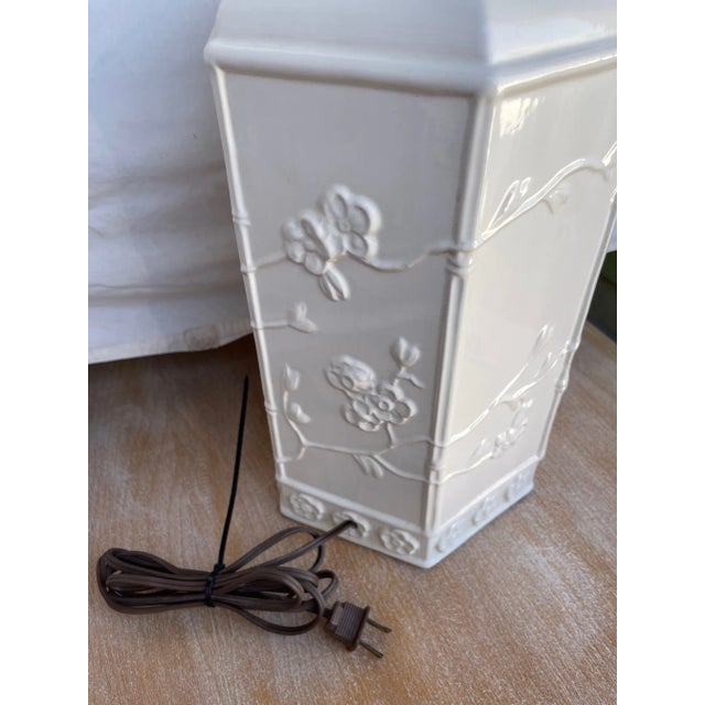 Vintage White Hexagon Ginger Jar Table Lamp For Sale In Palm Springs - Image 6 of 10