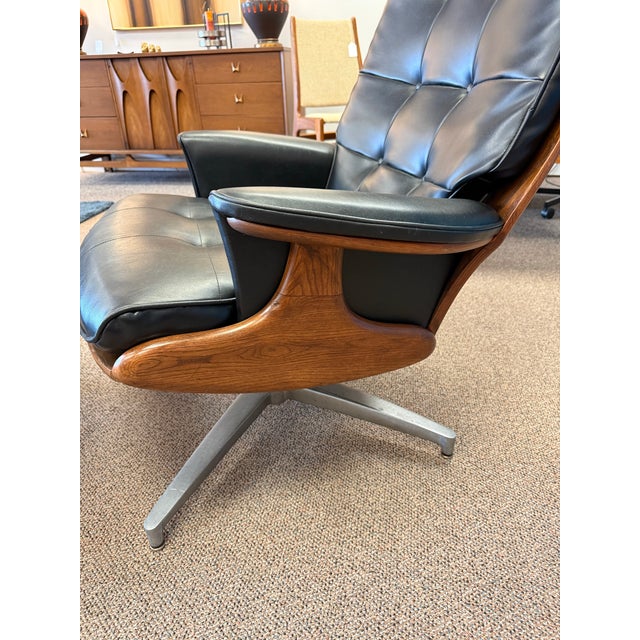 Heywood-Wakefield Mid Century Modern Attributed Heywood Wakefield Naugahyde Swivel Lounge Chair With Ottoman Model 710d 1960’s For Sale - Image 4 of 11