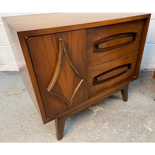 Young Manufacturing Pair of Vintage Sculpted Walnut Nightstands by Young Mfg., Attributed For Sale - Image 4 of 16