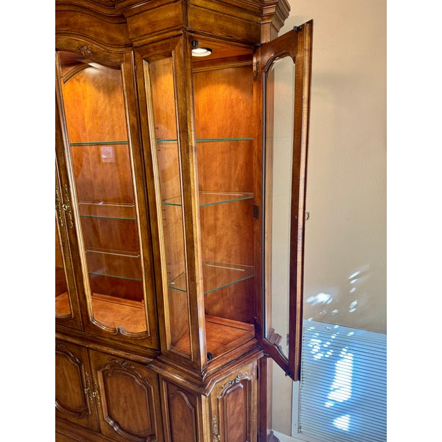 French Provincial 1980s Drexel Heritage French Provincial Dining China Cabinet– Touraine Collection For Sale - Image 3 of 7