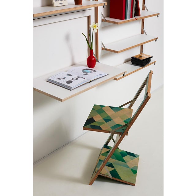 This folding chair doesn't need to hide like most of his fellows. Fläpps is a mere 20 mm flat and his beautiful art-prints...
