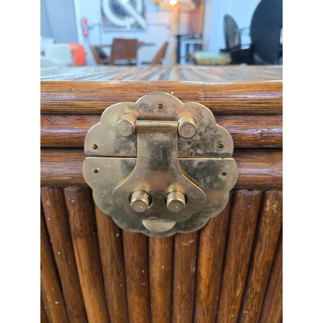 VIntage Rattan Storage Trunk W/ Brass Accents For Sale In Miami - Image 6 of 12