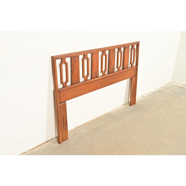 Broyhill Brasilia Mid-Century Modern Sculpted Walnut Queen Size Headboard, 1960s For Sale - Image 4 of 10