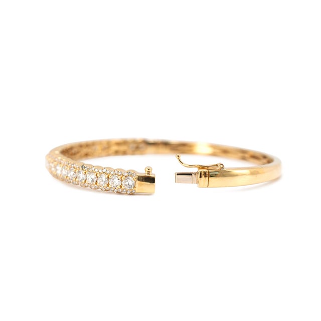 18k Yellow Gold 2.95ct Scalloped Edge Pave Set Three Row Diamond Bangle Bracelet For Sale - Image 4 of 8