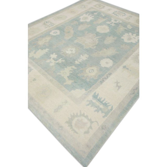 This modern Turkish Oushak rug is a stunning piece of art that has been handwoven using traditional techniques by skilled...