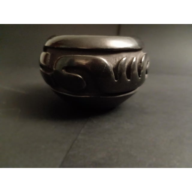 Native American Black Santa Clara Pueblo Clay Pot (1999) by Vickie Martinez For Sale - Image 4 of 11