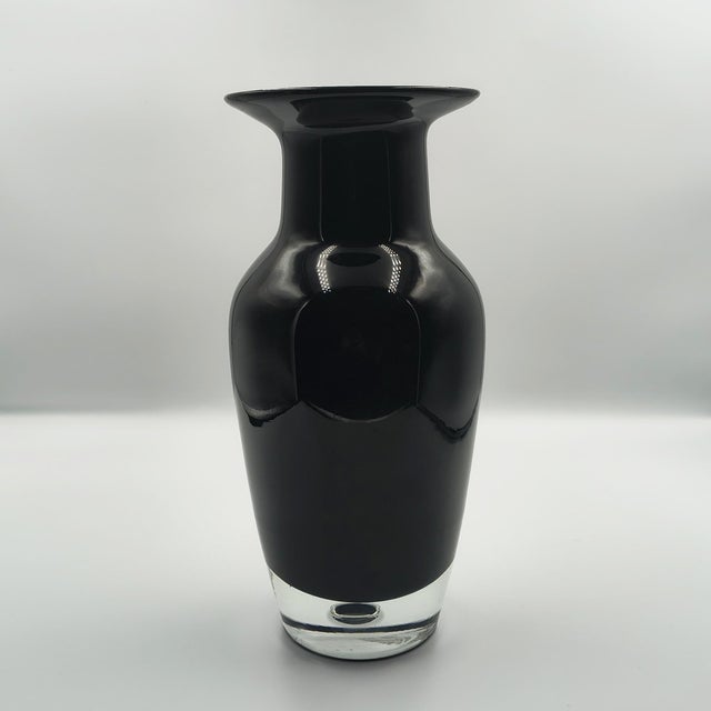 This exceptional Italian mid-century modern art glass vase features a striking, statuesque silhouette crafted from deep,...