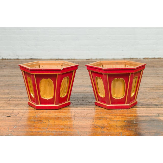 Japanese Early 20th Century Japanese Taishō Gold and Red Lacquer Hexagonal Planters with Reeded Cartouches - A Pair For Sale - Image 3 of 11