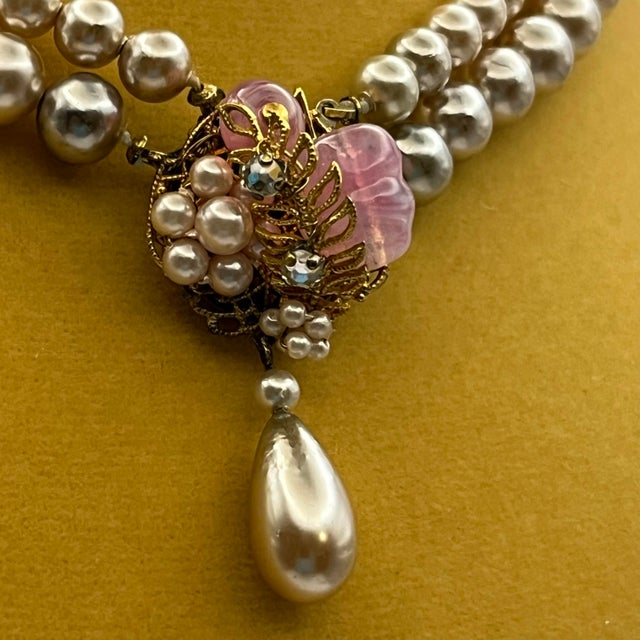 1940s 1940s Miriam Haskell Pink Poured Glass Faux Pearl Double Strand Necklace Early Unsigned For Sale - Image 5 of 12