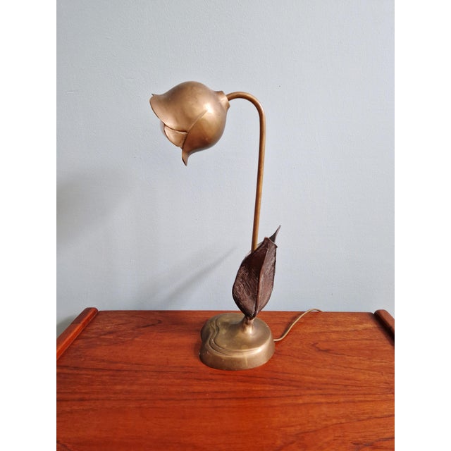 Floral table lamp in bronze and brass from the 1970s, Hollywood Regency style. Compatible with an E27 LED bulb....