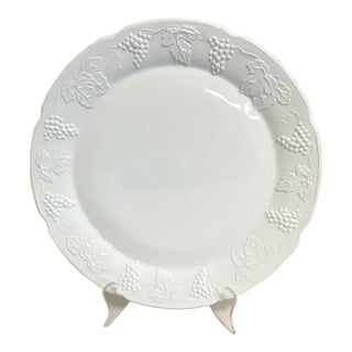1970s Vintage Americana Arts & Crafts Indiana Glass Grape Cluster Milk Glass Round Platter For Sale