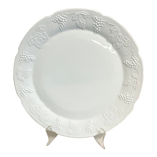 1970s Vintage Americana Arts & Crafts Indiana Glass Grape Cluster Milk Glass Round Platter For Sale