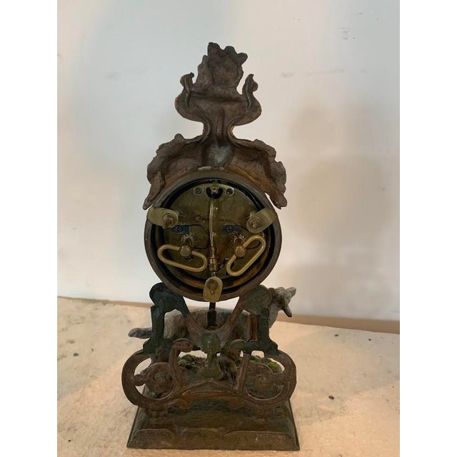 Charming polychrome spelter clock Decorated with a goat motif Good condition Dimensions: H 25 x W 12 x D 9 cm 20th century