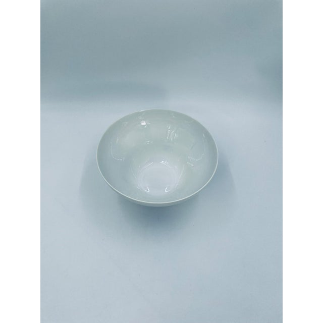 An elegant bowl from the renowned German manufacturer Rosenthal from the Romanze in Blau series, designed by the renowned...