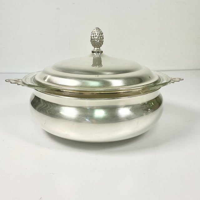 Sheffield Silver Co. Mid-Century Hollywood Regency English Traditional Covered Silverplate Casserole With Glass Insert For Sale - Image 4 of 11