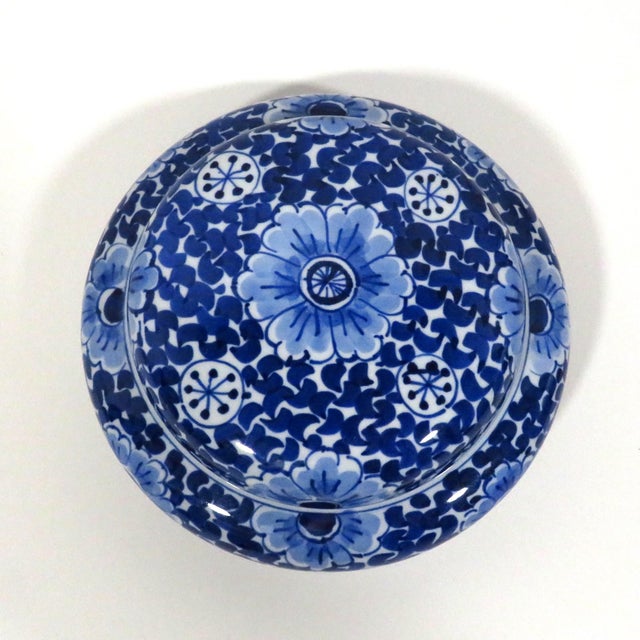 Delft Porceleyne Fles jewelry jar with a lift-off lid. Hand-painted in Delft blue floral decoration over white glaze. The...