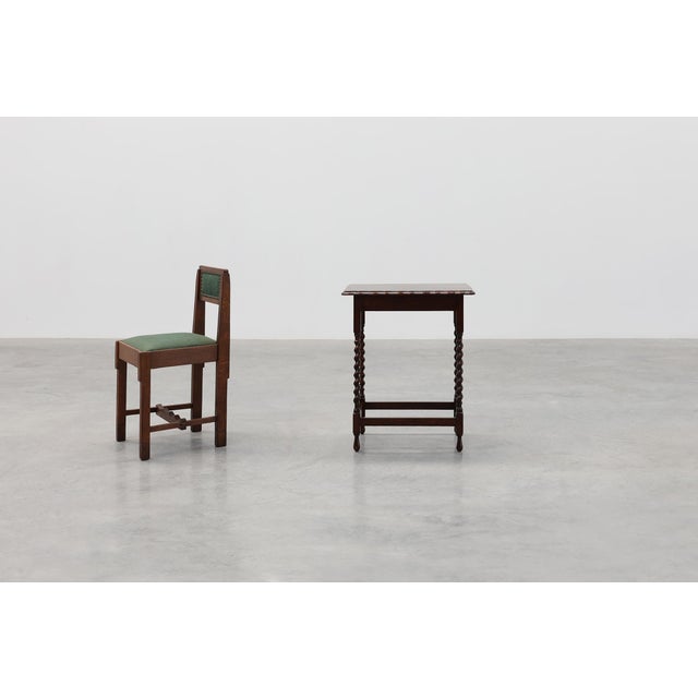 An elegant English side table from around 1900, crafted in solid oak with a rich, dark patina. The table features a...