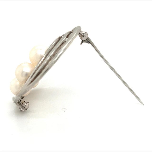 White 1990s Mikimoto Estate Akoya Pearl Circle Brooch Sterling Silver For Sale - Image 8 of 9