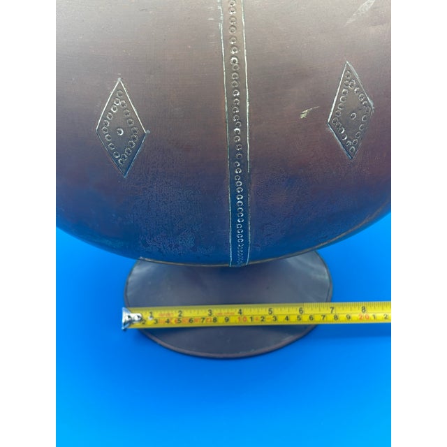 Antique Arts & Crafts Hand-Hammered Copper Urn With Riveted Seams, C. 1890–1915 For Sale In New York - Image 6 of 12
