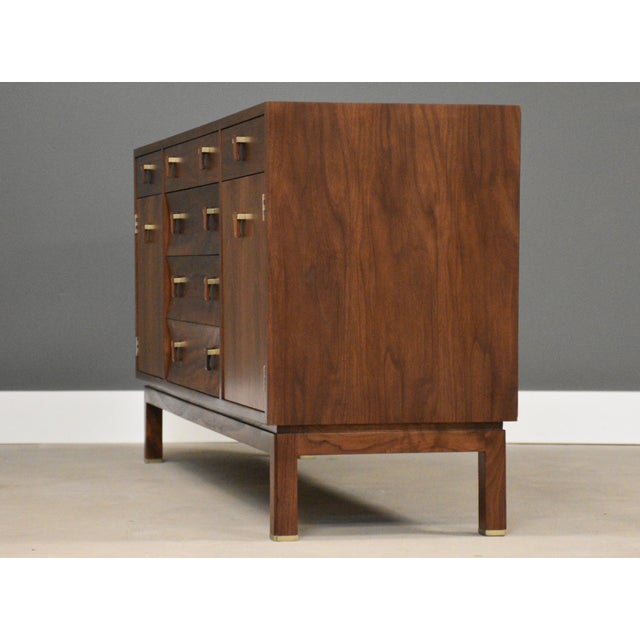 Mid-Century Modern 1950s Refinished Walnut Credenza by Edward Wormley for Dunbar For Sale - Image 3 of 11