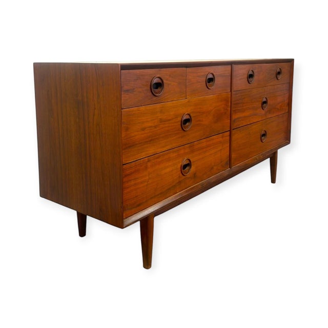 Vintage Mid Century Modern Style 8-Drawer Walnut Dresser Credenza. For Sale - Image 4 of 9