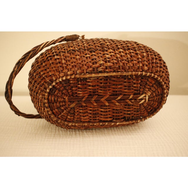 Early 20th Century Antique Amish Kavli Hand-Woven Wicker Lidded Storage Basket For Sale - Image 15 of 16
