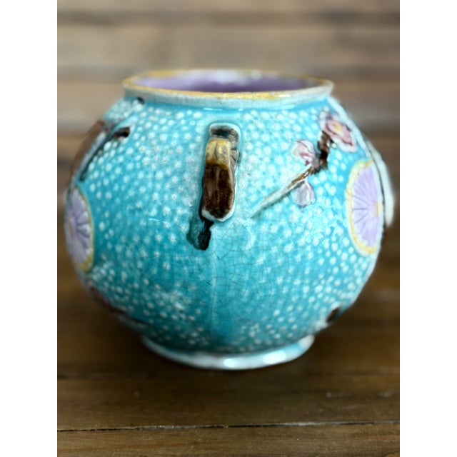 Beautiful authentic Victorian English majolica jardinière dating to the late 19th century. Decorated in the Aesthetic...