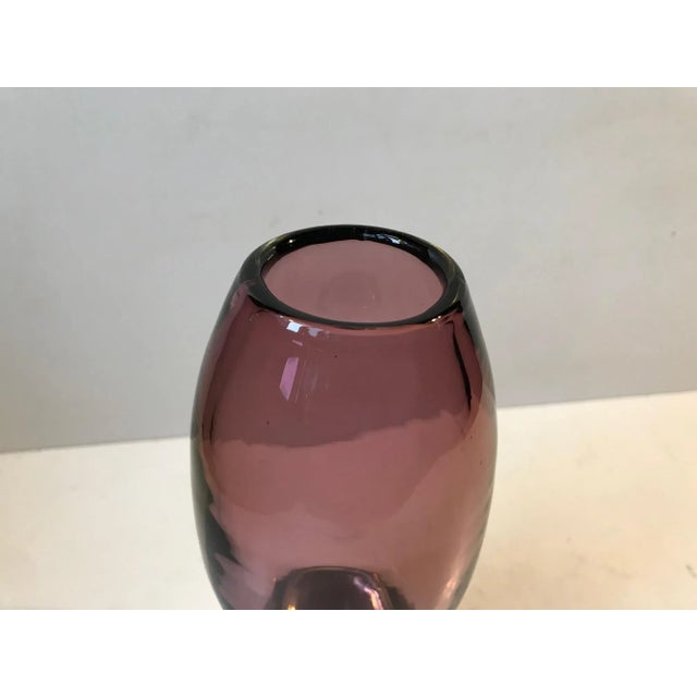 Vintage Purple Glass Vase by Aimo Okkolin for Riihimäen Lasi Oy, 1970s For Sale - Image 4 of 8