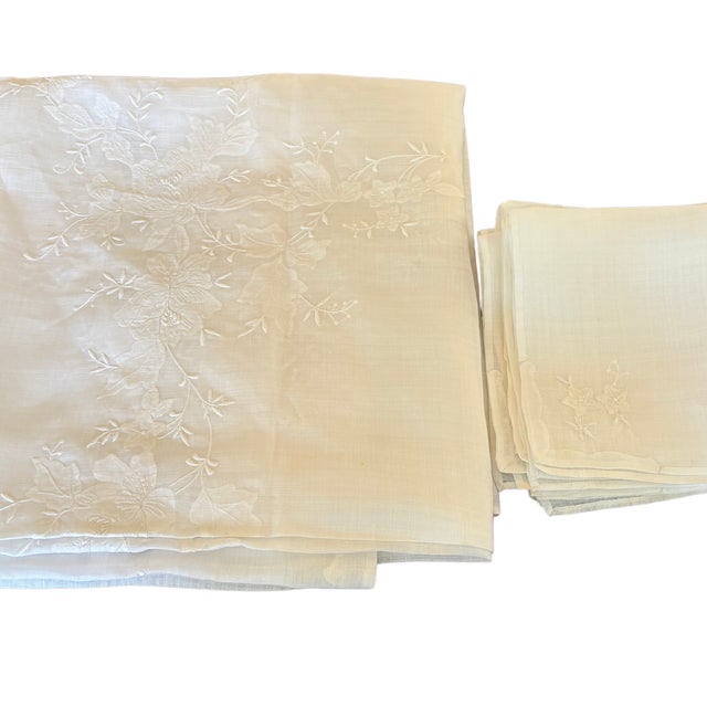 Vintage French Embroidered Organdy Tablecloth and Napkin Set, 1930, Set of 13, in Very Good conditions. Designed 1920 to 1949