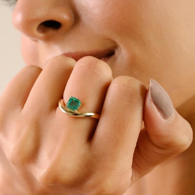 VRJewels Square-Cut Solitaire Emerald Wave Band Ring Size 6.5 in 14k Yellow Gold For Sale In New York - Image 6 of 14