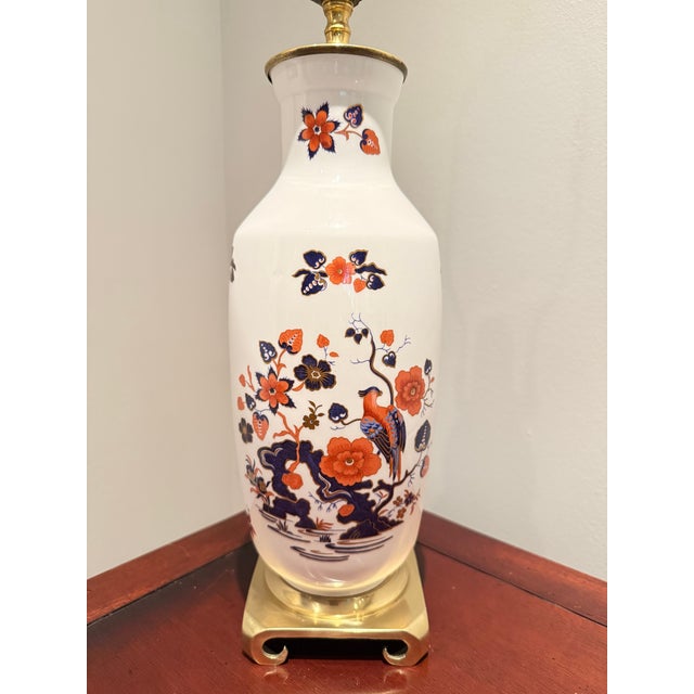 Chinoiserie Mid 20th Century Aynsley Bird of Paradise Bone China Table Lamp With Gold Accents For Sale - Image 3 of 7
