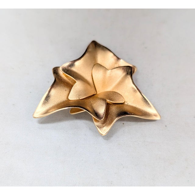Mid-Century Modern Vintage 1950s Signed Napier Goldtone Frosted Interlocking Leaves Brooch For Sale - Image 3 of 6