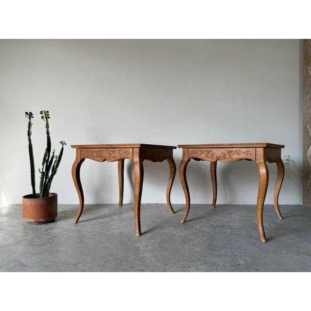 A beautiful pair of Vintage French Provincial Louis XV style one- drawer nightstands - end side tables by Henredon....