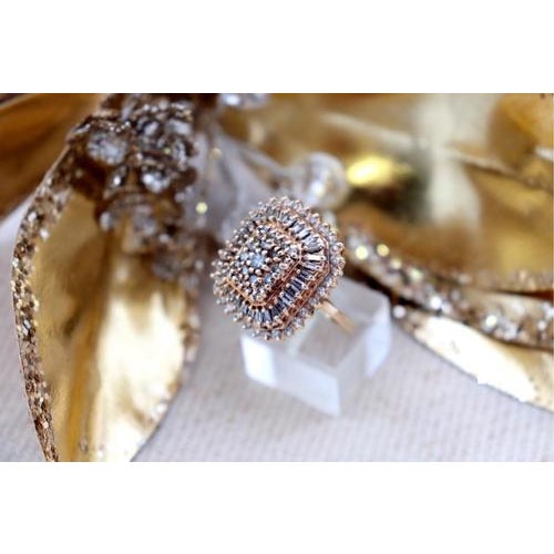 Gold ring with 53 brilliant-cut diamonds (53) and a princess-shaped shower with a grid. Metal: Gold. Origin: European....