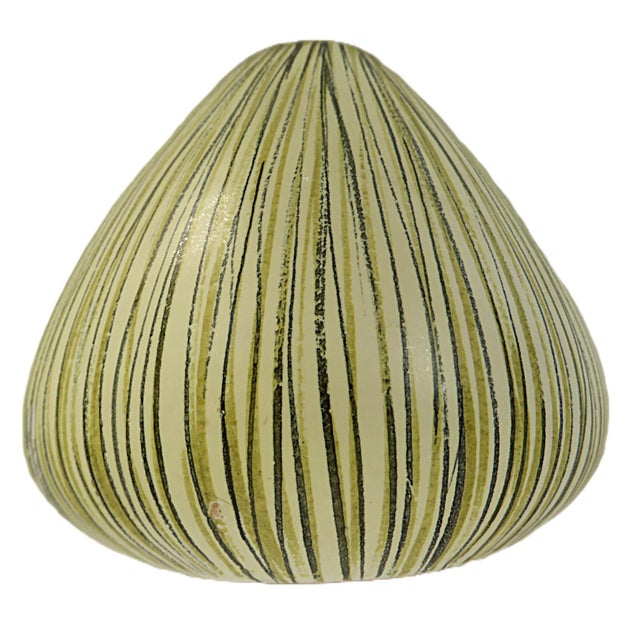 Great Mid Century Modern ceramic vessel from the Linea Series by Aldo Londi for Bitossi. This 50s vessel has the typical...