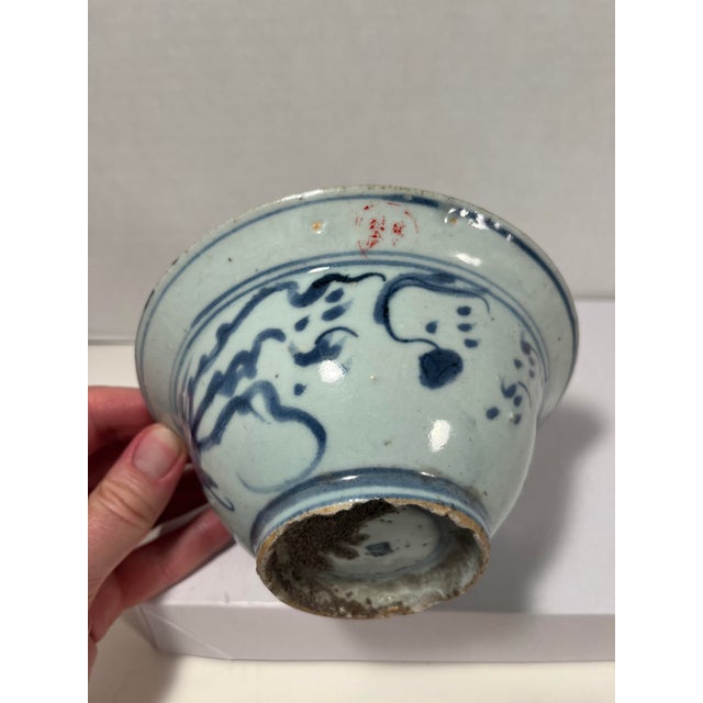 Chinese 17th Century Late Ming Dynasty Chinese Blue & White Dragon Porcelain Bowl For Sale - Image 3 of 9