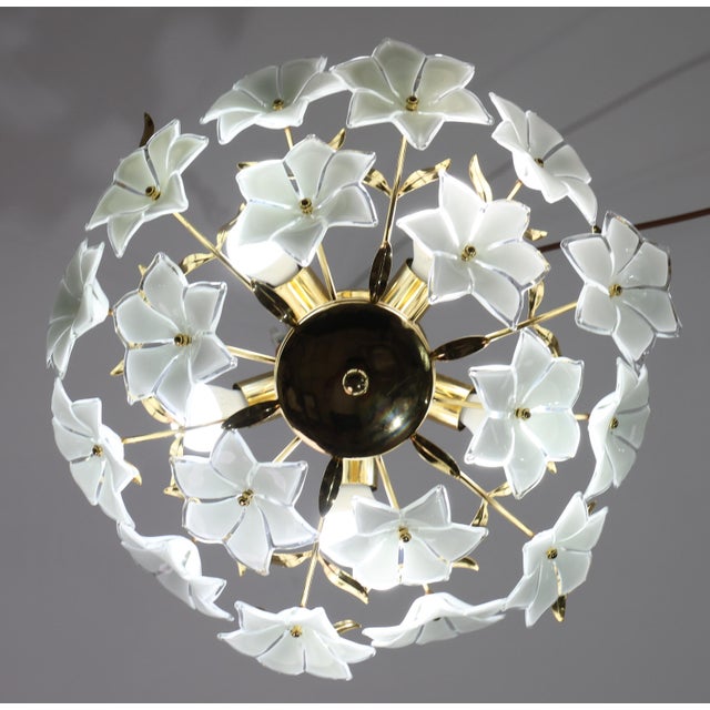 Vintage Murano glass chandelier of white flowers. The chandelier has 5 light points with E14 connection, possible to...