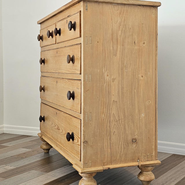 Antique English Pine Chest of Drawers / Dresser - Circa 1870 For Sale In Orlando - Image 6 of 17