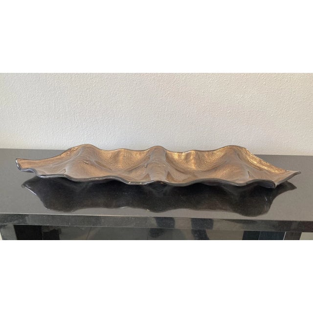 This leaf-shaped tray by Brazilian artist Cristina Duarte is both organic and contemporary in feeling. The leaf shape is...