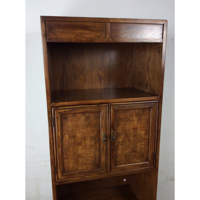 This vintage wall unit by Thomasville features hardwood construction, oak veneer with original finish, a mixture of open...