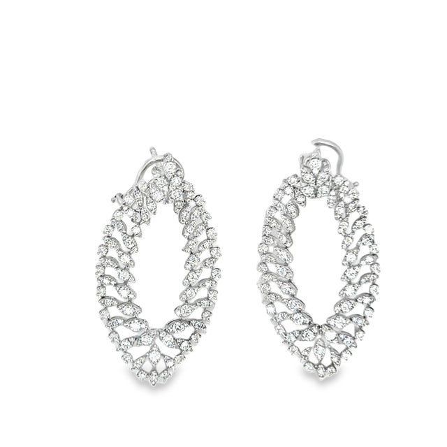 Elegant Diamond 18kt White Gold Earrings – 4.17 Carats, A Pair For Sale In New York - Image 6 of 6