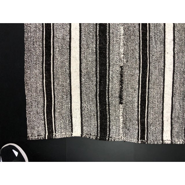 Textile 1960s Vintage Aztec Handmade Turkish Anatolian Gray Natural Boho Kilim Rug- 5′6″ × 8′4″ For Sale - Image 7 of 11