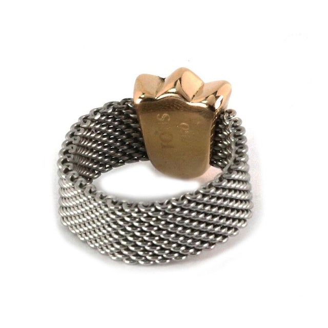 This authentic Tous tulip charm ring is crafted in a combination of 18k yellow gold and stainless steel, featuring a...
