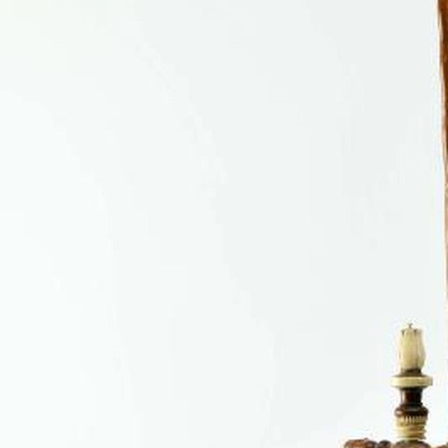 Furniture - English spinning wheel - 19th century (175 cm). 19th century English; in oak and walnut; bone fittings....