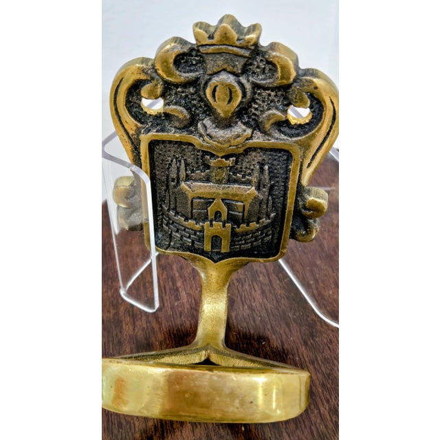 Art Nouveau Early 20th Century Art Nouveau Brass Wall Hangers (2-Piece Set) – Royal Castle Coat of Arms Motif For Sale - Image 3 of 7