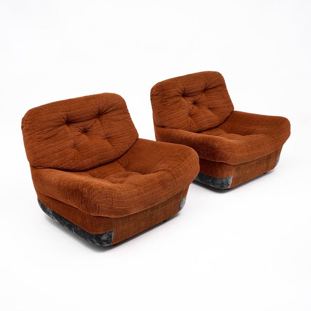 A fabulous pair of vintage lounge armchairs by Ligne Roset, France, featuring generous proportions and the relaxed,...